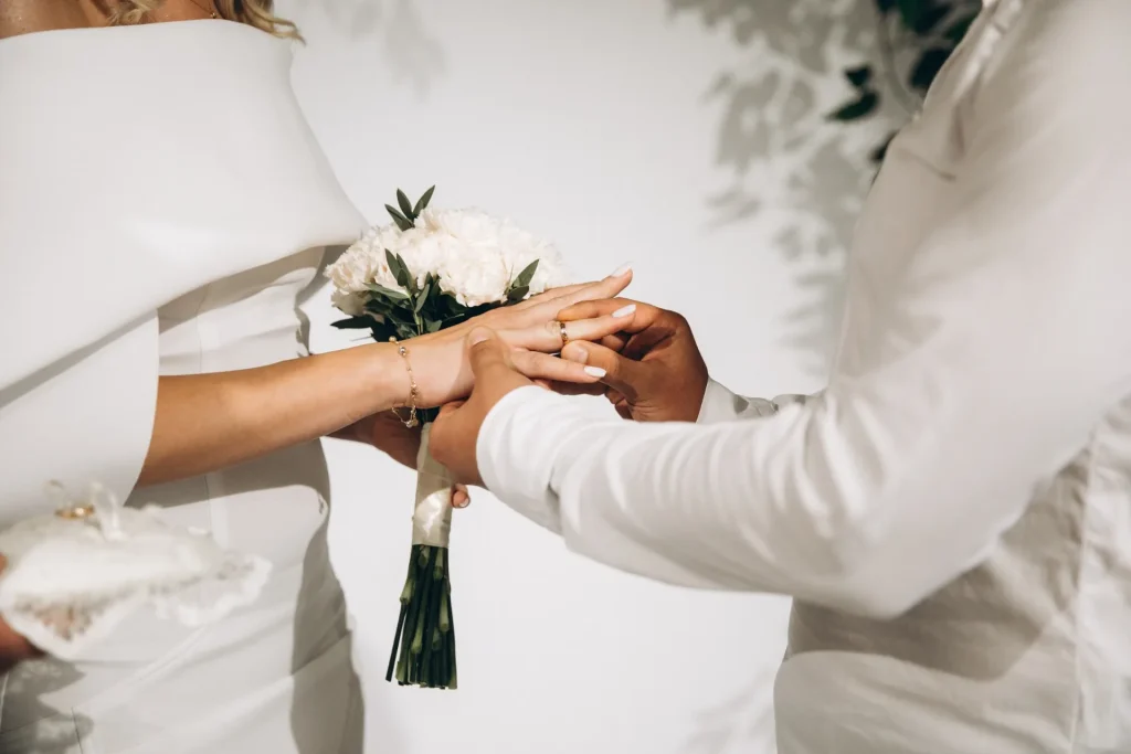 Intercambio de alianzas durante una ceremonia de boda