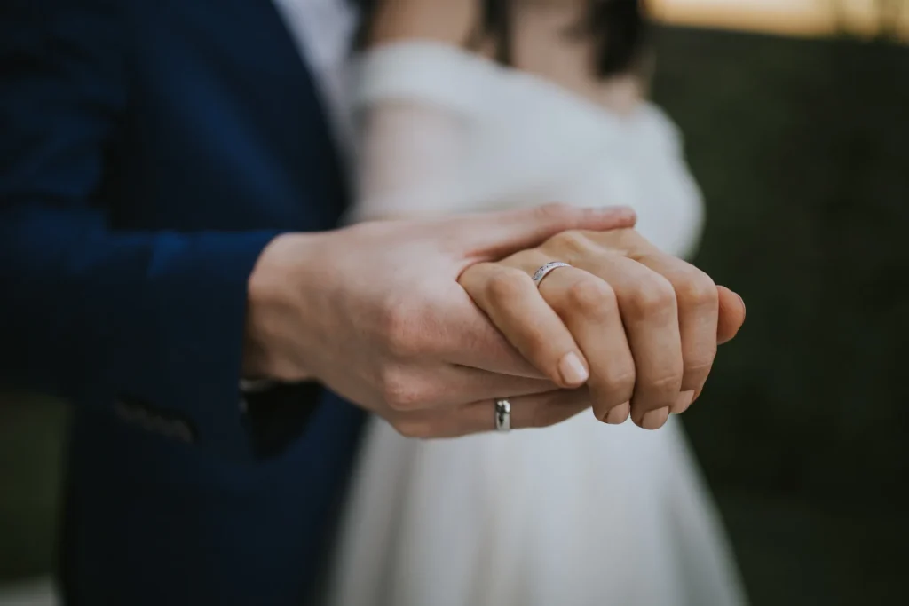 Detalle de manos con alianzas de boda