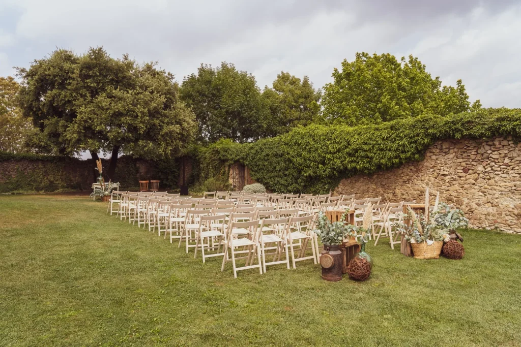 Montaje de ceremonia de boda en un jardín de masía