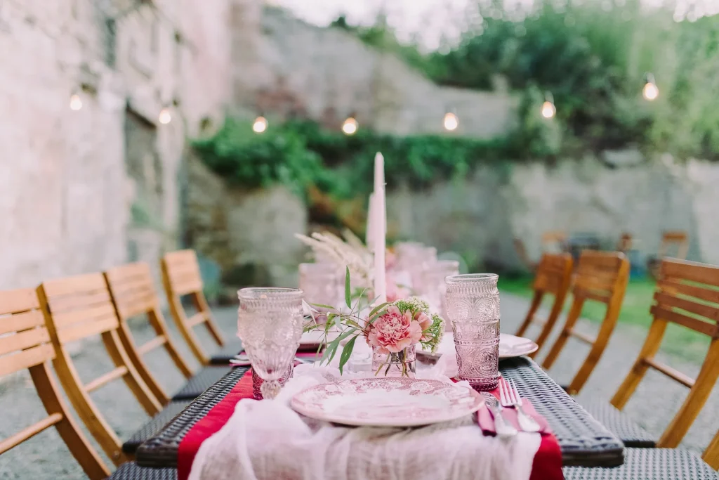 Mesa decorada para una boda al aire libre
