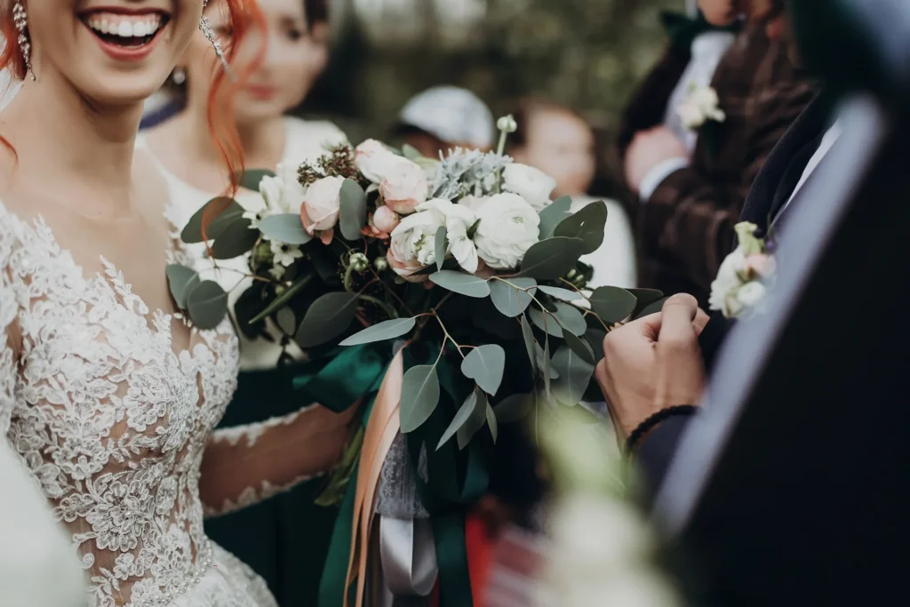 Detalle de un ramo durante una ceremonia de boda